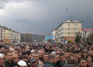 Протестующие шахтеры на улицах Междуреченска