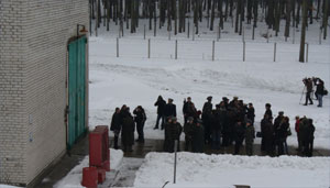 Журналисты из разных стран инспектируют территорию украинской военной базы